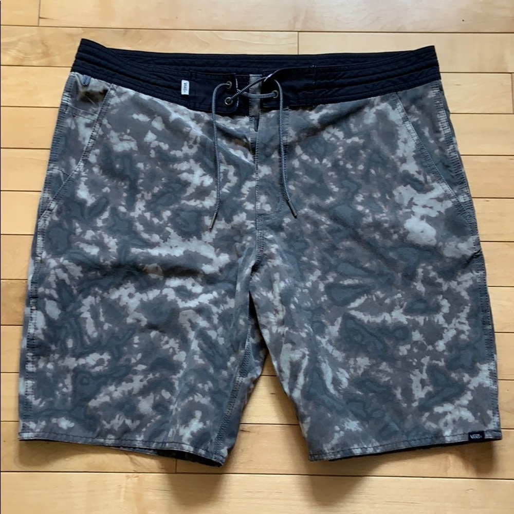 Men’s Vans Deck Siders shorts, size 36